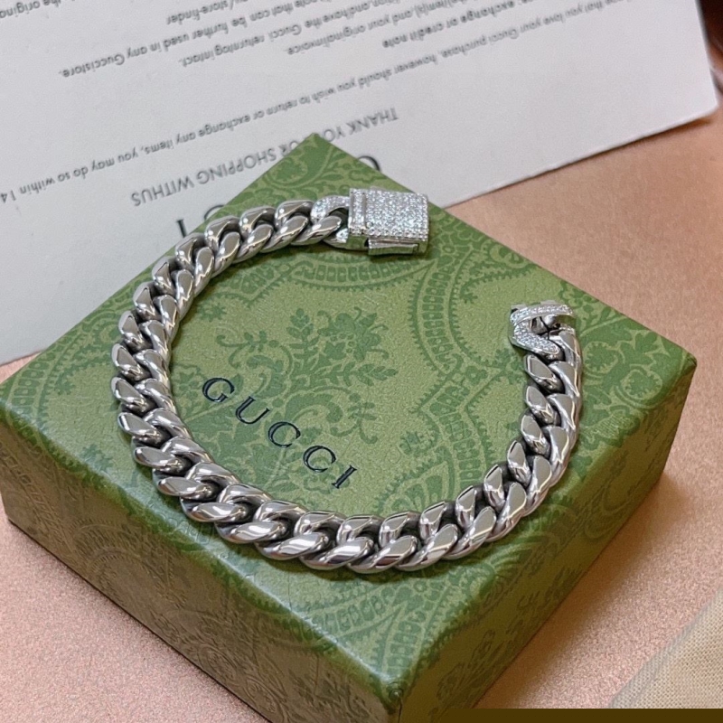 G*u*i bracelets